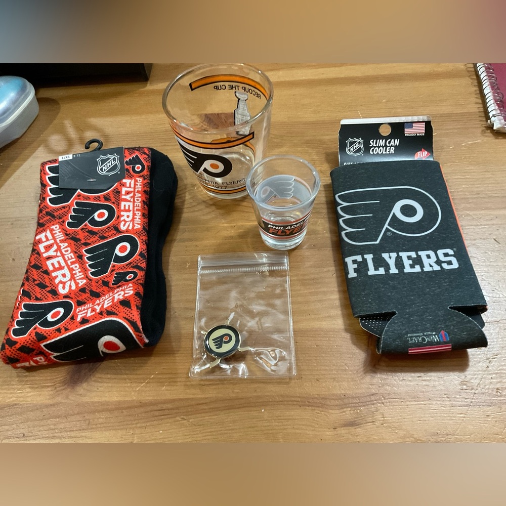 NFL: vintage official licensed bundle/set of Philadelphia Flyers bar accessories